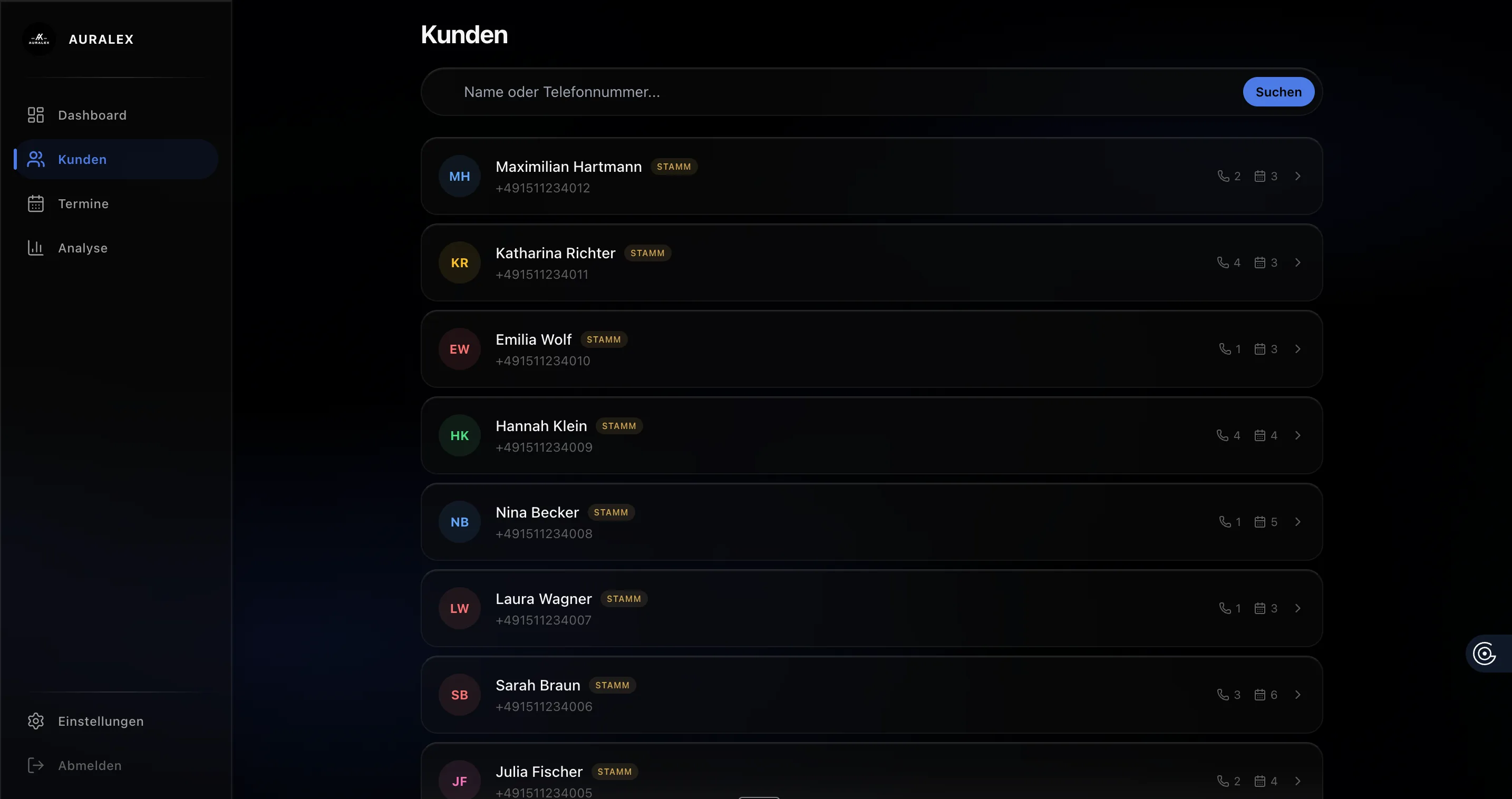 Kundenverwaltung mit Suchfunktion, Status-Badges und Kontaktdaten